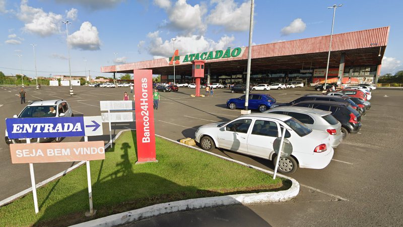 Tiroteio em estacionamento de supermercado deixa dois homens baleados