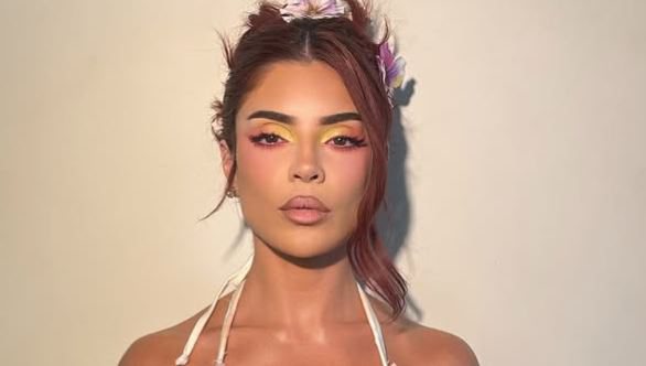 Gkay compartilha fotos à beira da piscina e recebe elogios nas redes sociais