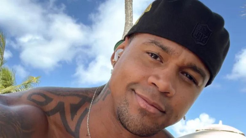 Léo Santana retorna às origens e canta samba em roda na comunidade do Lobato