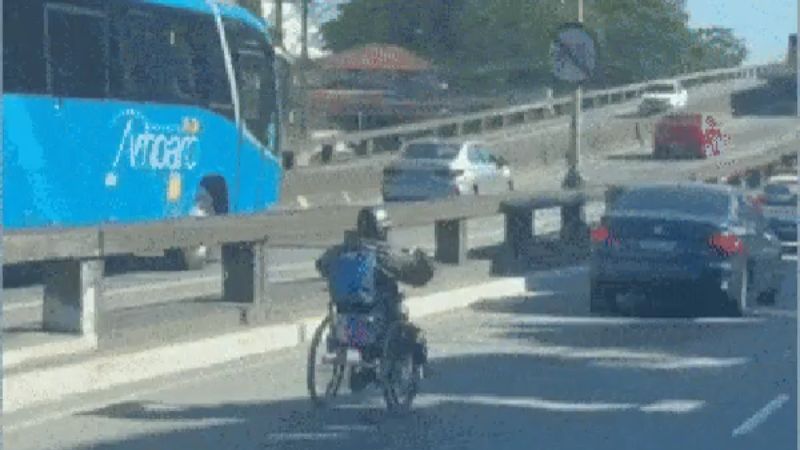Cadeirante é flagrado circulando entre carros em via movimentada de Niterói