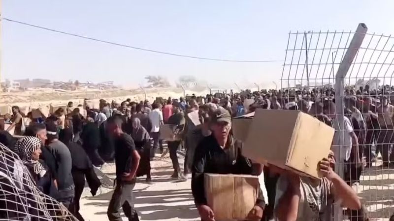 Distribuição de ajuda humanitária em Gaza é temporariamente interrompida após tumulto