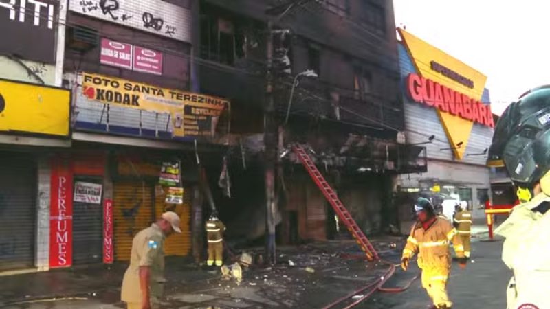 Incêndio destrói prédios comerciais em São João de Meriti