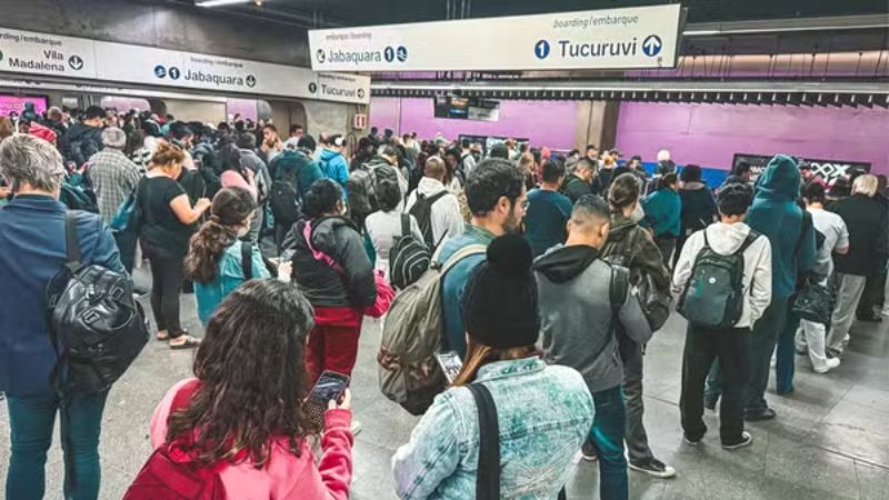 Falha no metrô de São Paulo causa lentidão e lotação nas plataformas