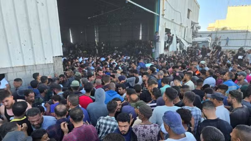 Milhares de palestinos invadem armazém da ONU em Gaza em busca de comida