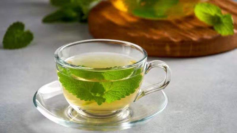 Chás calmantes: benefícios e uso correto de camomila, erva-cidreira e flor de maracujá