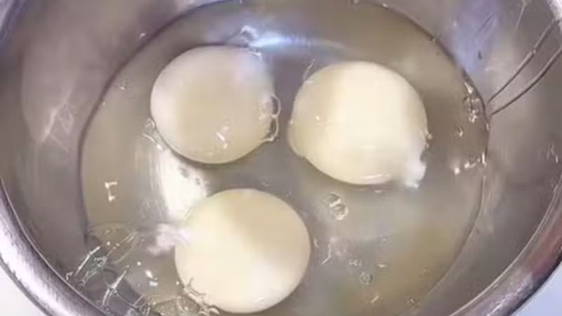 Vídeo de ovos com gemas brancas no Japão é real; entenda o fenômeno