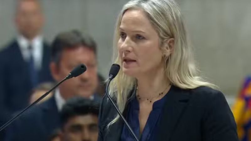 Brasileira Andressa Collet lê Oração Universal na missa de abertura do conclave