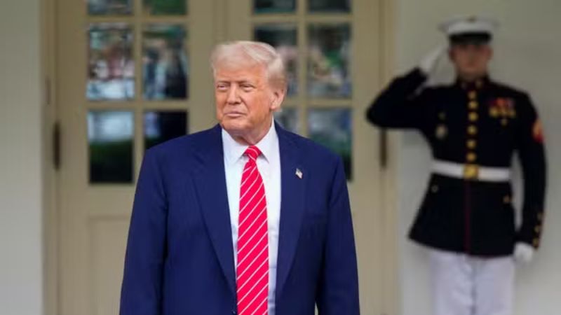 Trump ameaça Apple com tarifa de 25% caso iPhones não sejam fabricados nos EUA