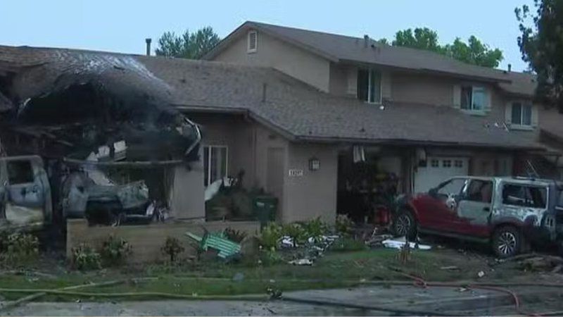 Avião cai em zona residencial de San Diego e deixa mortos e feridos