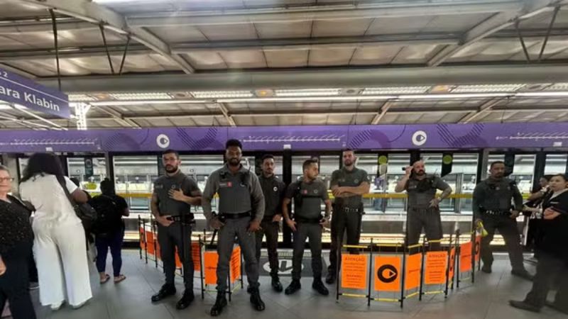 Passageiro morre após ficar preso entre portas do metrô na estação Campo Limpo, em SP