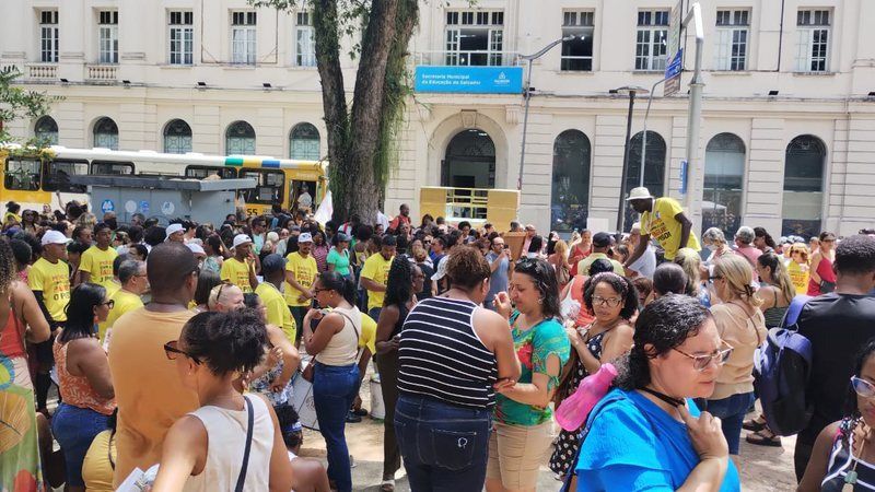 Professores municipais de Salvador entram em greve por tempo indeterminado
