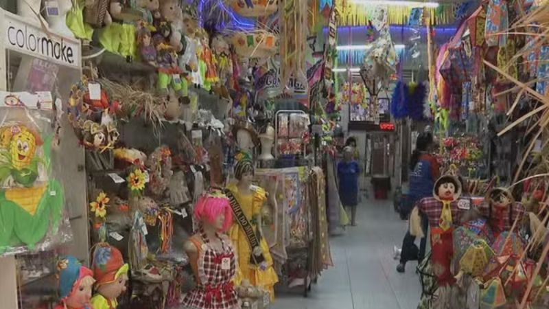 São João movimenta comércio no Recife com venda de produtos temáticos