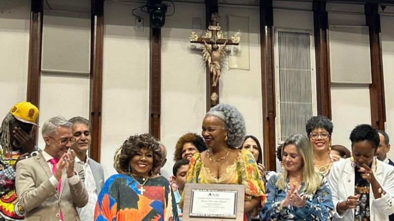 Alcione recebe título de cidadã baiana em cerimônia na ALBA