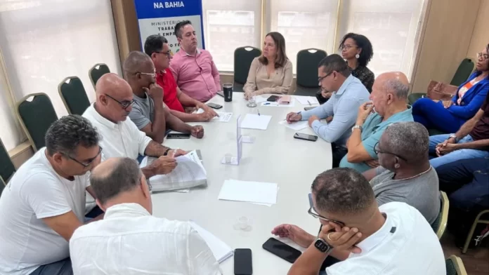 Rodoviários discutem edital nesta segunda (19) para oficializar greve