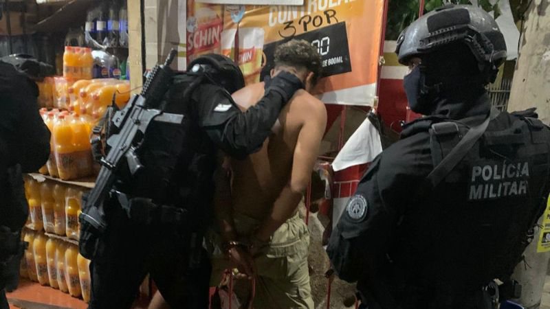 Libertado há seis meses, homem faz seis reféns e troca tiros com a PM em Salvador