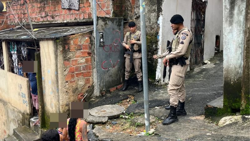 Criança e adolescente são feitos reféns por criminosos, em Salvador