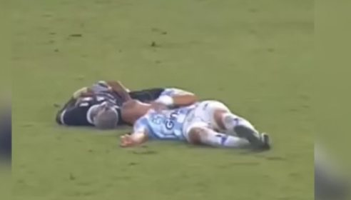 Jogador para em hospital após sofrer choque de cabeça em clássico