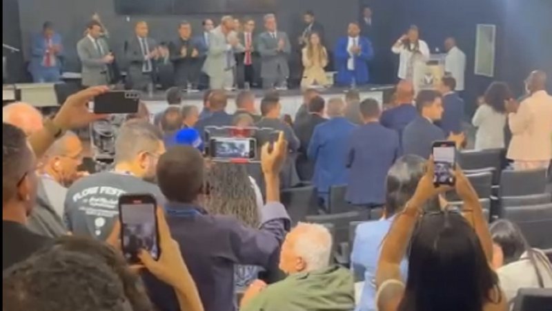 Câmara de Salvador homenageia servidores após tumulto em sessão sobre reajuste salarial