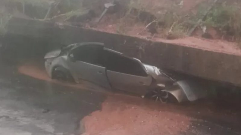 Veículo é esmagado por estrutura de concreto após deslizamento na RMS