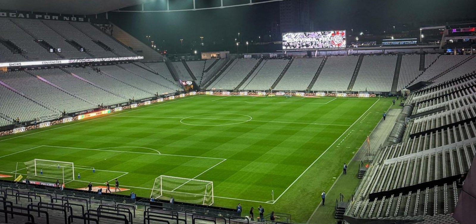 Corinthians e Vitória se enfrentam neste domingo em duelo marcado por crises e busca por recuperação