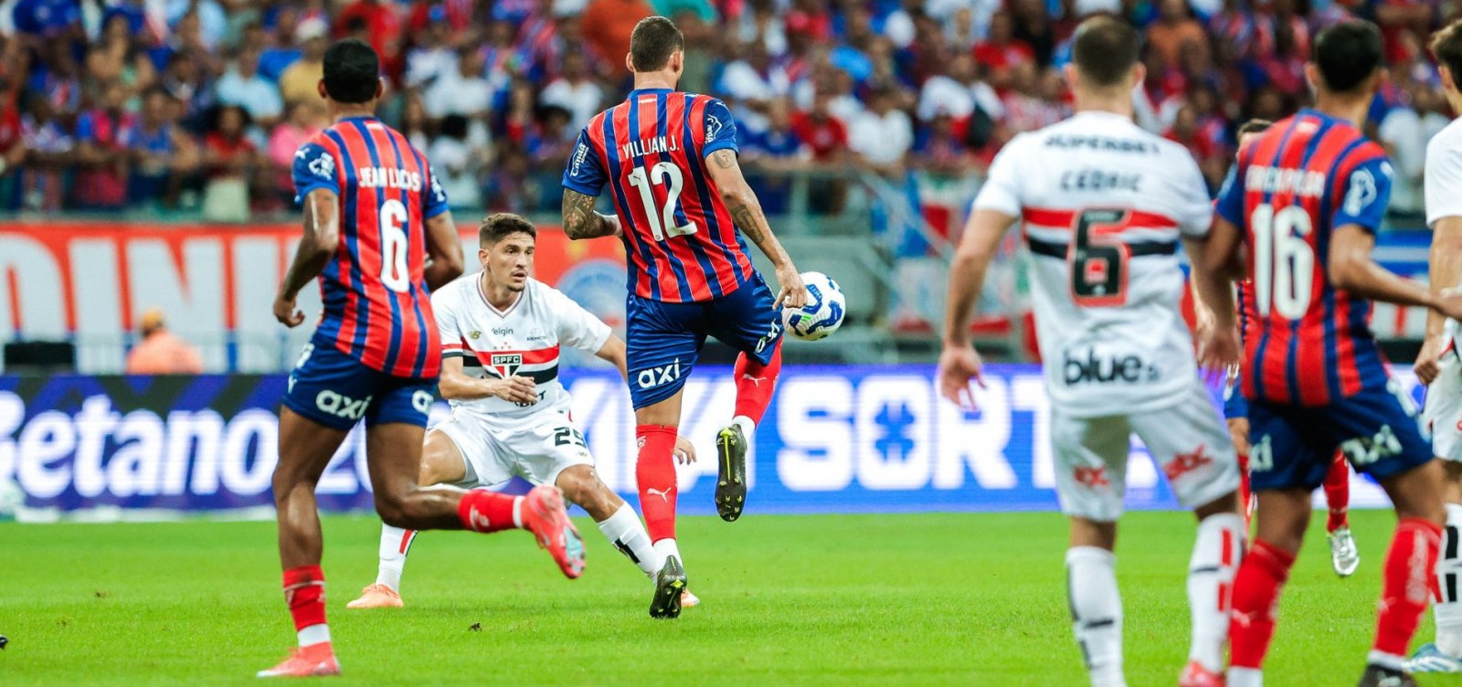 Willian José brilha na Fonte Nova e Bahia vence o São Paulo pelo Brasileirão