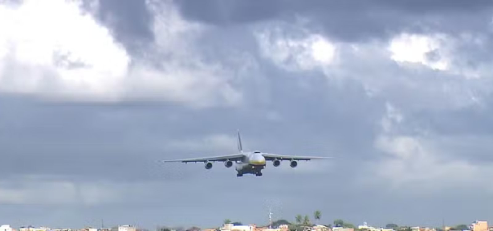 Aeronave da FAB apresenta falha em pneu durante pouso em Salvador