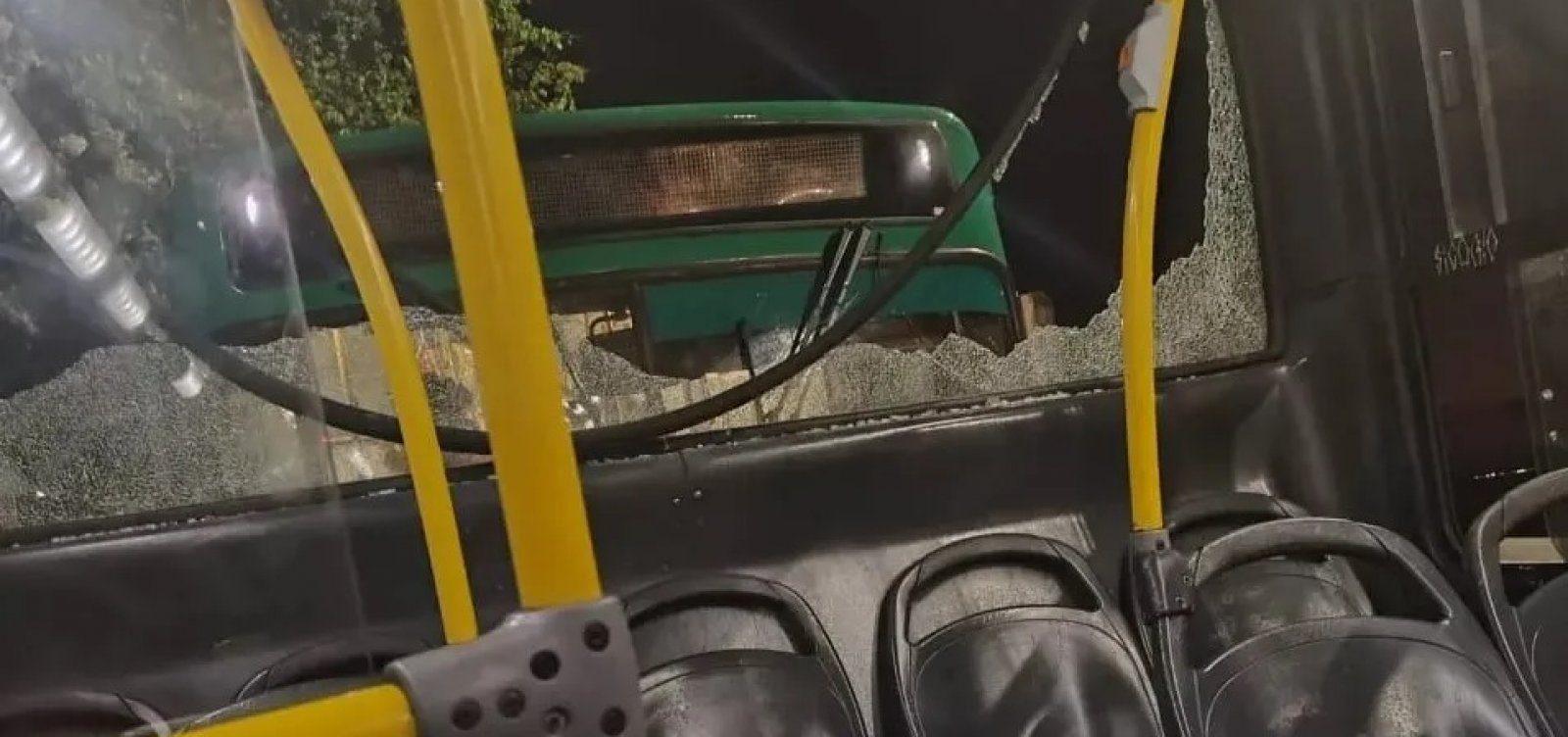 Colisão entre três ônibus deixa nove feridos na Avenida Contorno, em Salvador