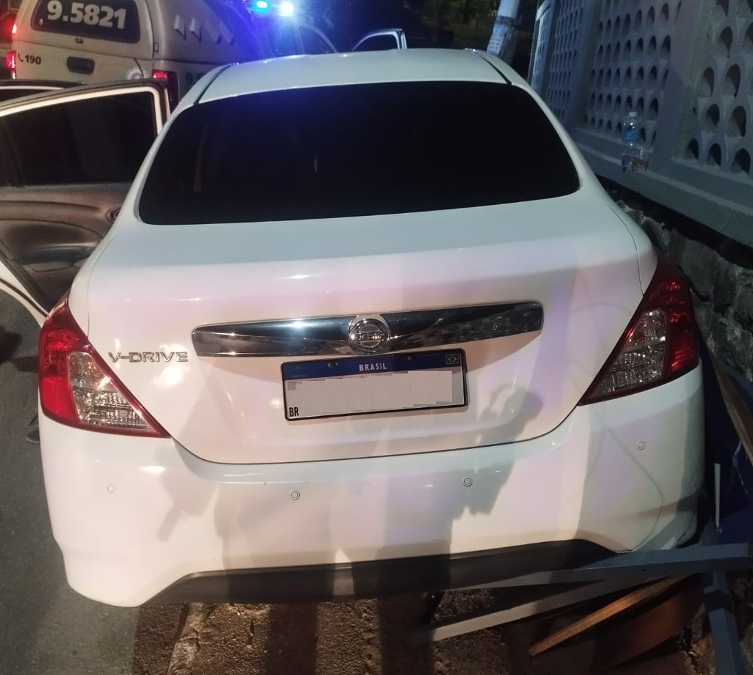 PM recupera carro roubado após perseguição e troca de tiros na Rótula do Abacaxi