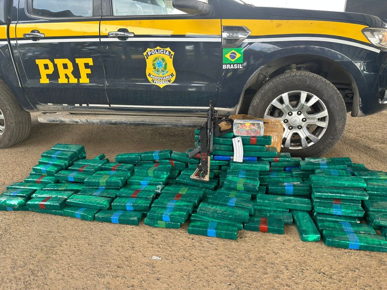 Polícia Rodoviária Federal apreende 132 kg de drogas e fuzil em ônibus na BR-116; saiba detalhes