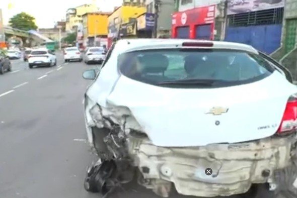Viatura desvia de cachorro e causa acidente na Bonocô; saiba detalhes