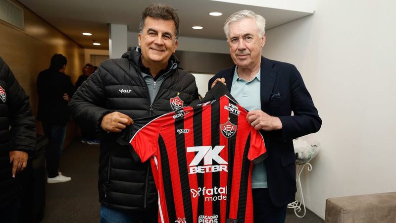 Presidente do Vitória  presenteia técnico da Seleção com camisa do clube