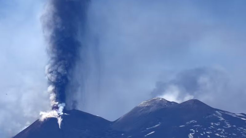 Vulcão Etna entra em erupção e gera alerta na Itália