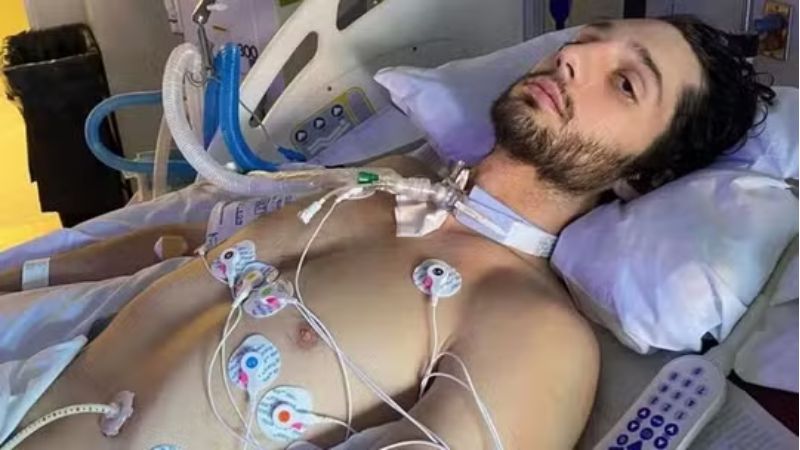 A informação de que o ator Cody Hively desenvolveu a síndrome de Guillain-Barré dois dias após consumir frango malpassado é falsa.