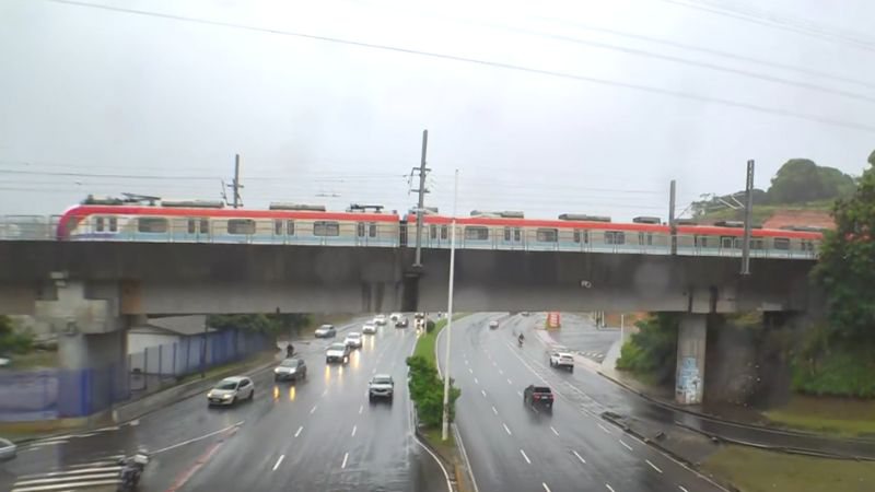 Metrô de Salvador apresenta falha e passageiros caminham pelos trilhos; saiba detalhes