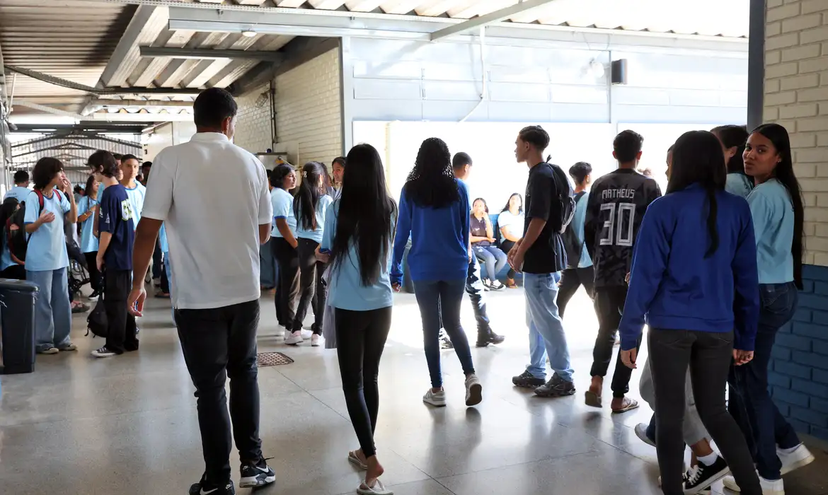 Programa Pé-de-Meia inicia pagamento da 5ª parcela para estudantes do ensino médio