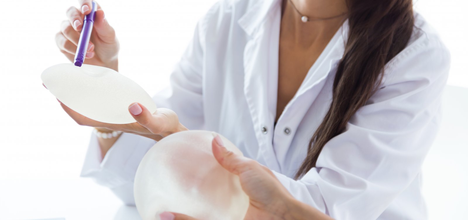 Anvisa suspende uso de próteses mamárias e glúteas após detectar 47 irregularidades graves