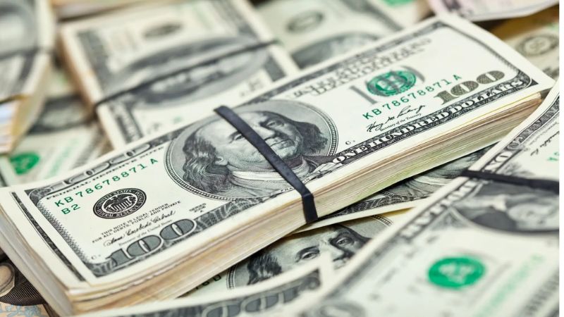 Dólar dispara e Ibovespa recua após tarifa de 50% anunciada por Trump contra o Brasil