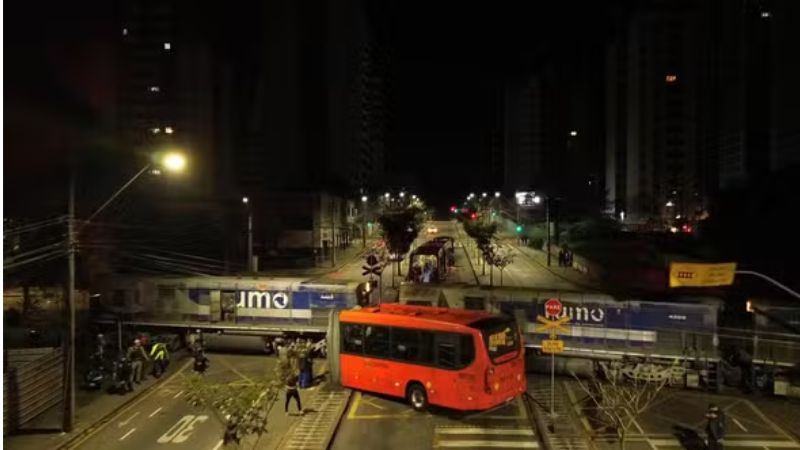 Grave acidente em Curitiba: Ônibus biarticulado parte ao meio após colisão com trem