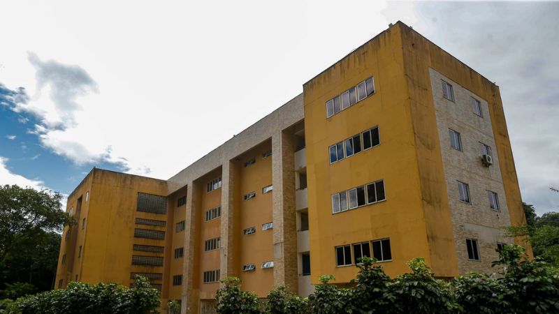 Ufba interdita entrada principal de prédio por risco estrutural; aulas continuam