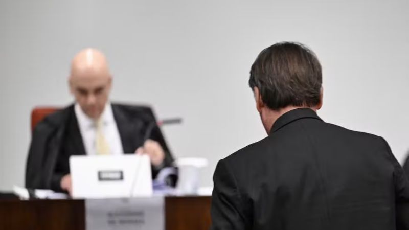 Moraes vê descumprimento pontual e descarta prisão de Bolsonaro por uso indireto de redes sociais