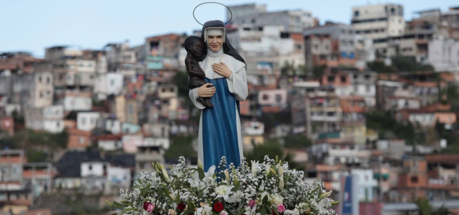 Imagem peregrina de Santa Dulce dos Pobres é recebida no Aeroporto de Salvador nesta segunda-feira