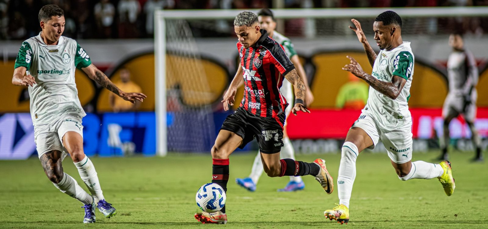 Vitória desperdiça vantagem e empata com Palmeiras em jogo eletrizante no Barradão