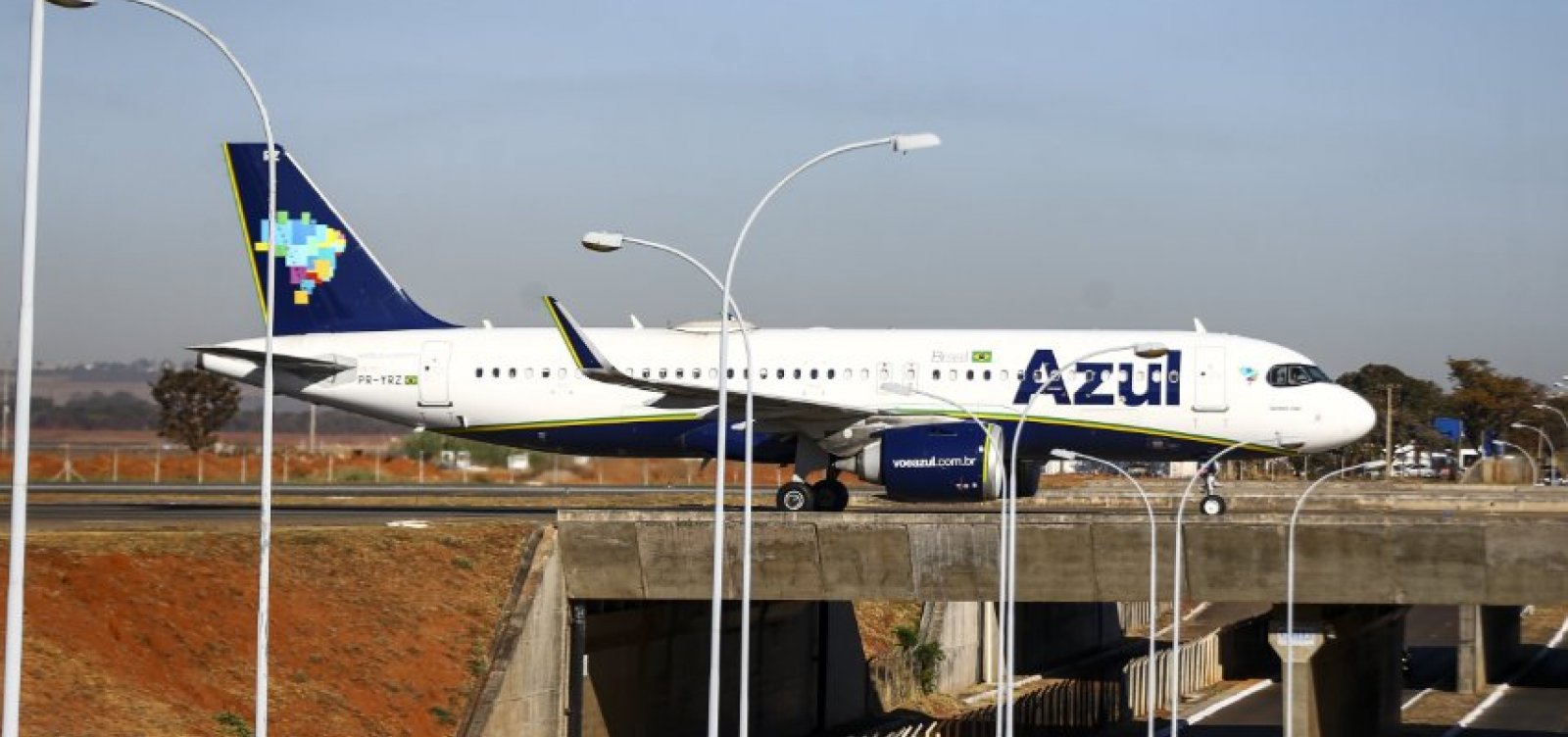 Avião da Azul faz pouso de emergência em Brasília após suspeita de bomba