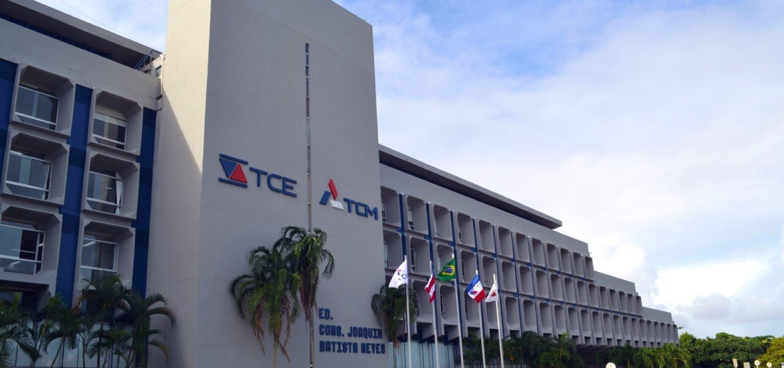 Ministro Flávio Dino participa de seminário internacional do TCE-BA e recebe Título de Cidadão Baiano