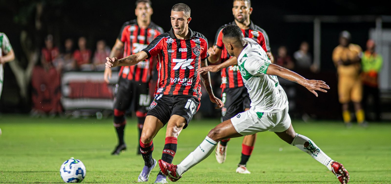 Vitória sofre empate no fim e pode voltar à zona de rebaixamento