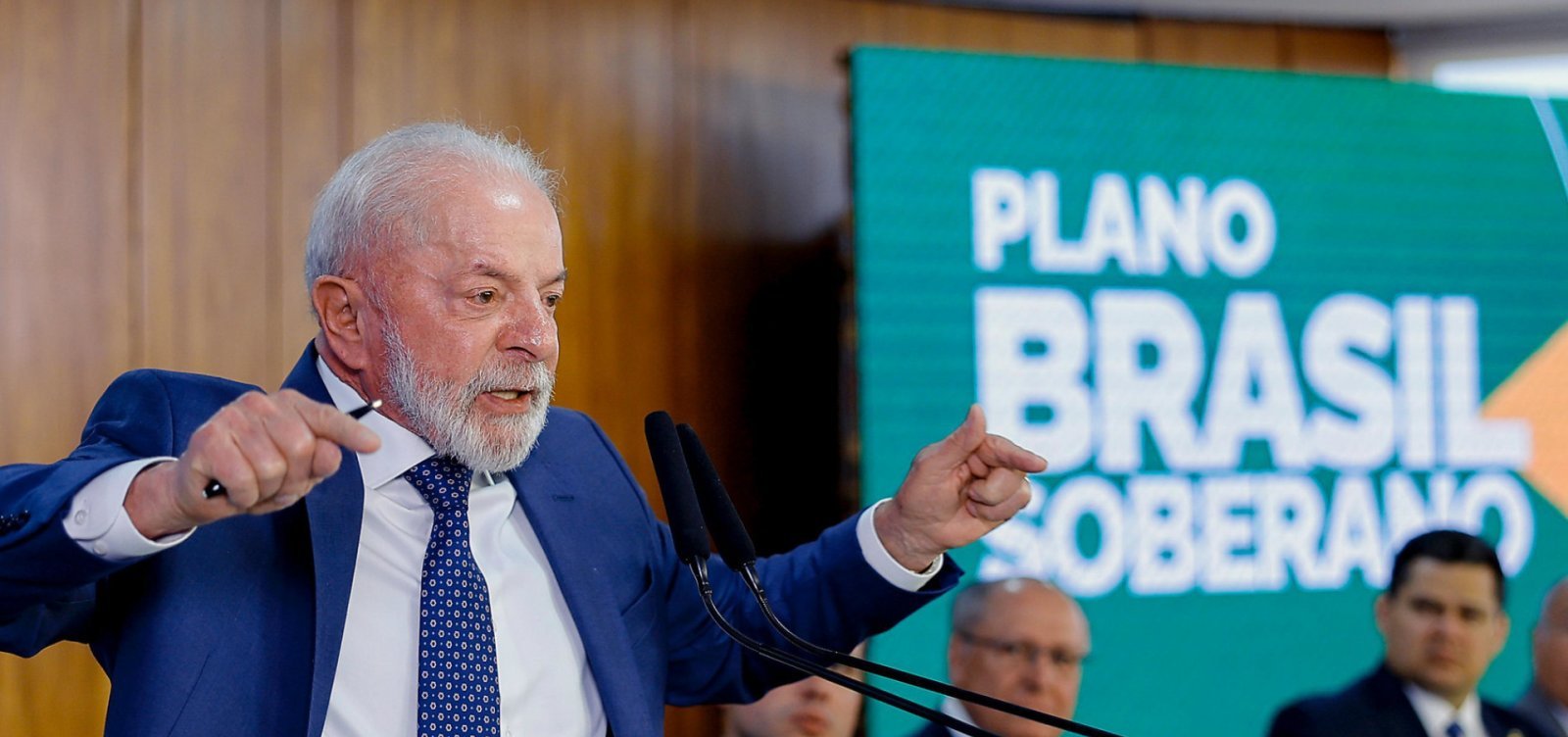 Brasil envia relatório aos EUA sobre tarifaço e uso do Pix em investigação comercial