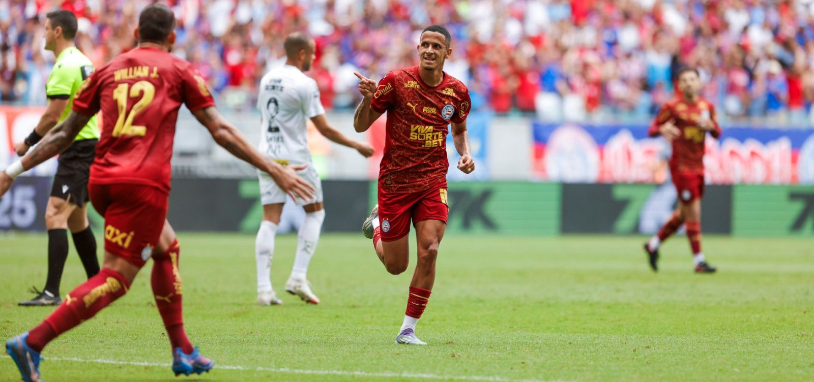 Bahia vence Santos e segue firme no G-4 do Brasileirão