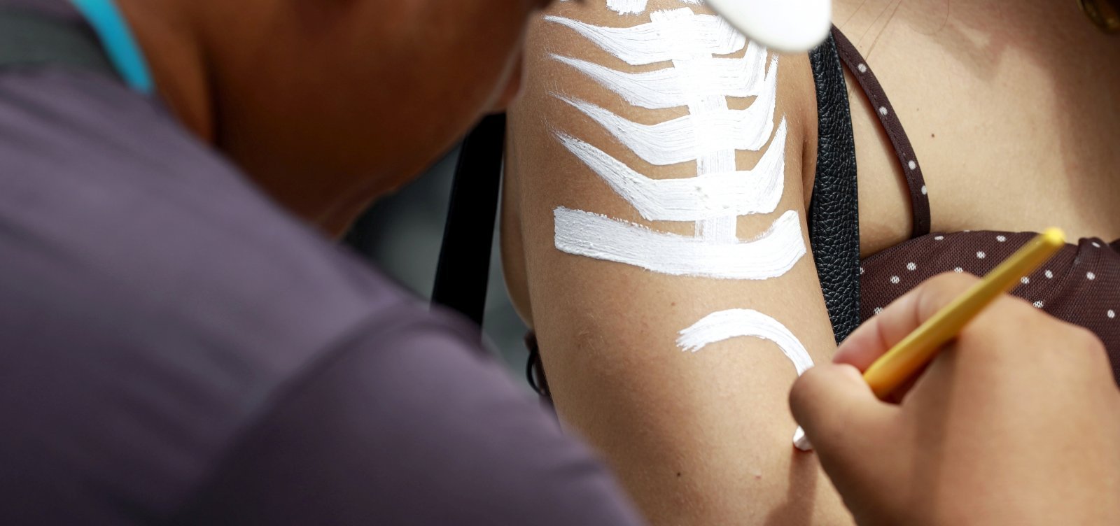 Seis pessoas são presas por cobrar valores abusivos em pinturas corporais para turistas