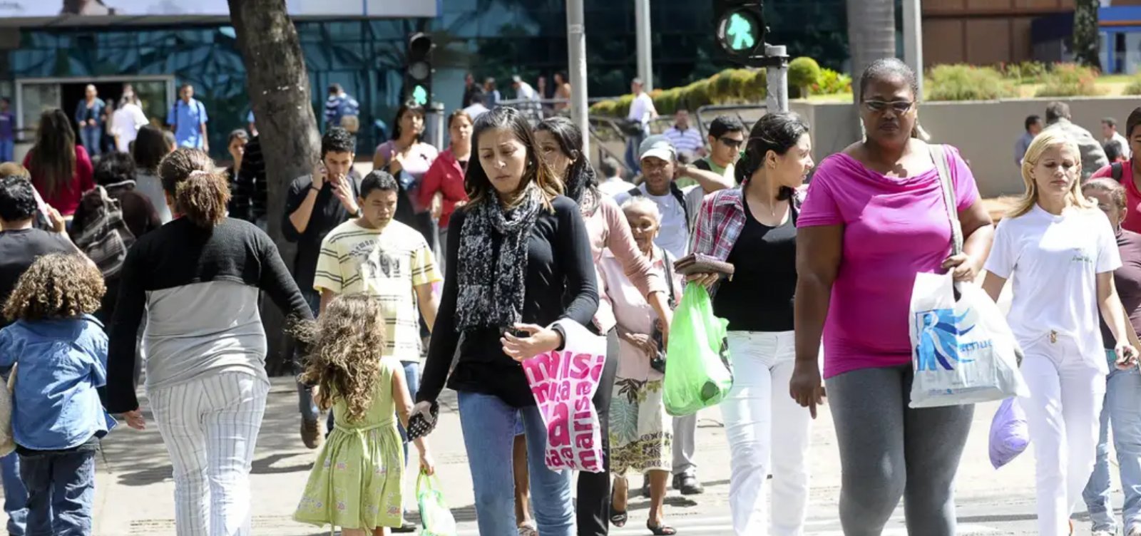 População do Brasil chega a 213,4 milhões, aponta IBGE