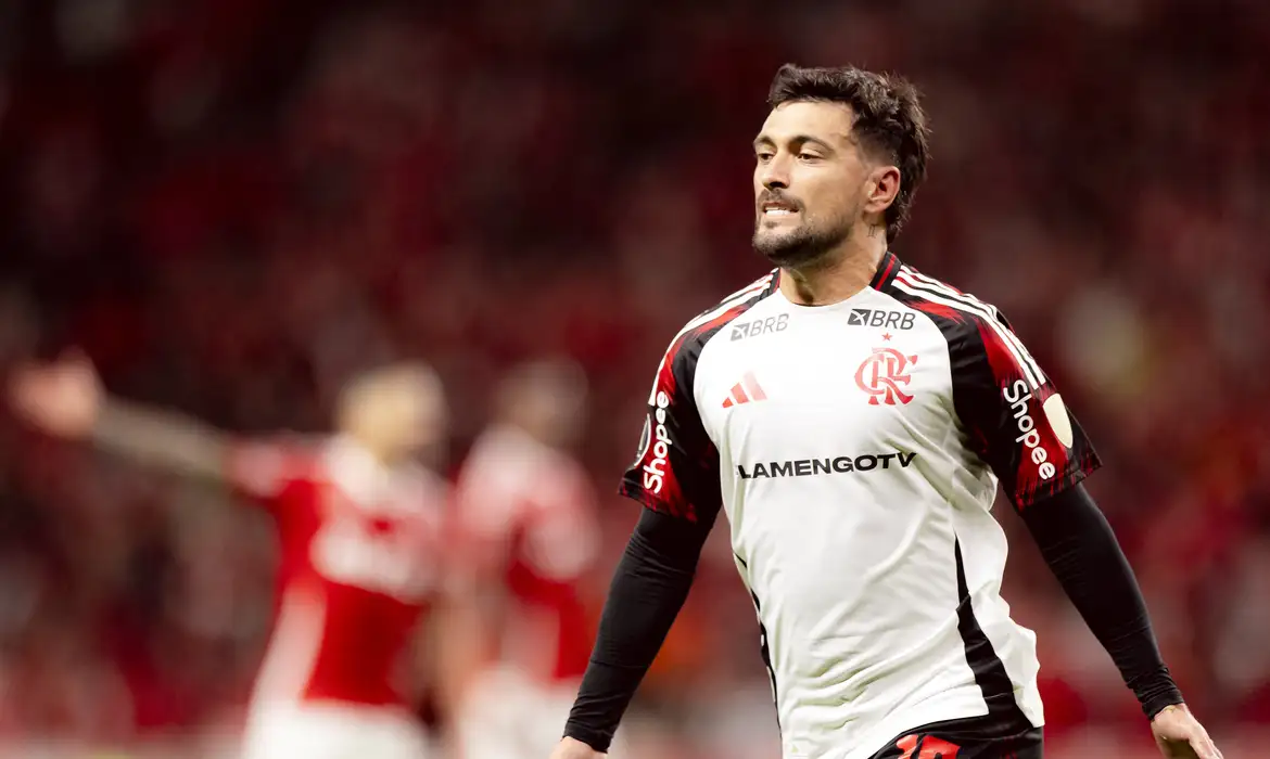 Flamengo domina Internacional e garante vaga nas quartas da Libertadores